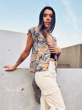 Cargar imagen en el visor de la galería, Blusa Florencia Camel