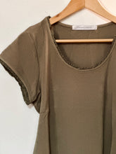 Cargar imagen en el visor de la galería, Polera Paz Verde Musgo
