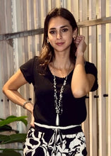 Cargar imagen en el visor de la galería, Polera Paz Negra
