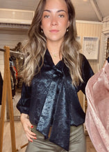 Cargar imagen en el visor de la galería, BLUSA FILOMENA NEGRA (ap)
