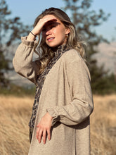 Cargar imagen en el visor de la galería, TAPADO FLORI BEIGE
