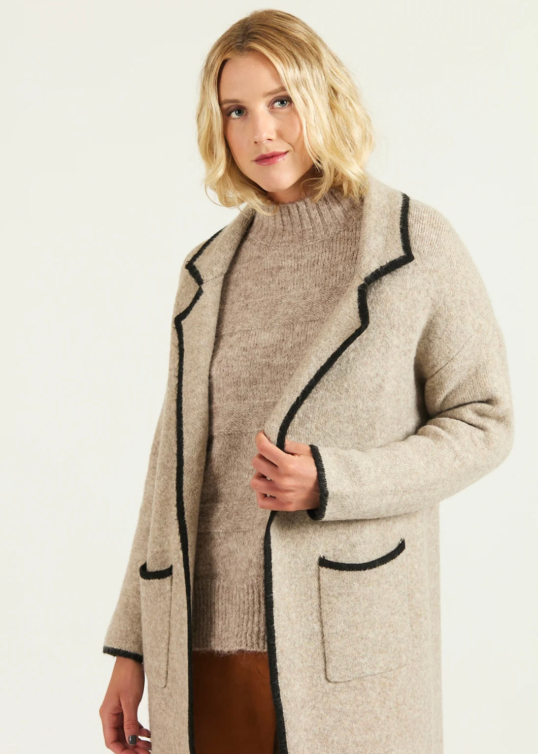 ABRIGO RIBETE BEIGE / NEGRO (ap)