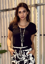 Cargar imagen en el visor de la galería, Polera Paz Negra
