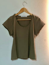 Cargar imagen en el visor de la galería, Polera Paz Verde Musgo
