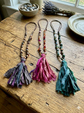 Cargar imagen en el visor de la galería, Collar Pompom Verde

