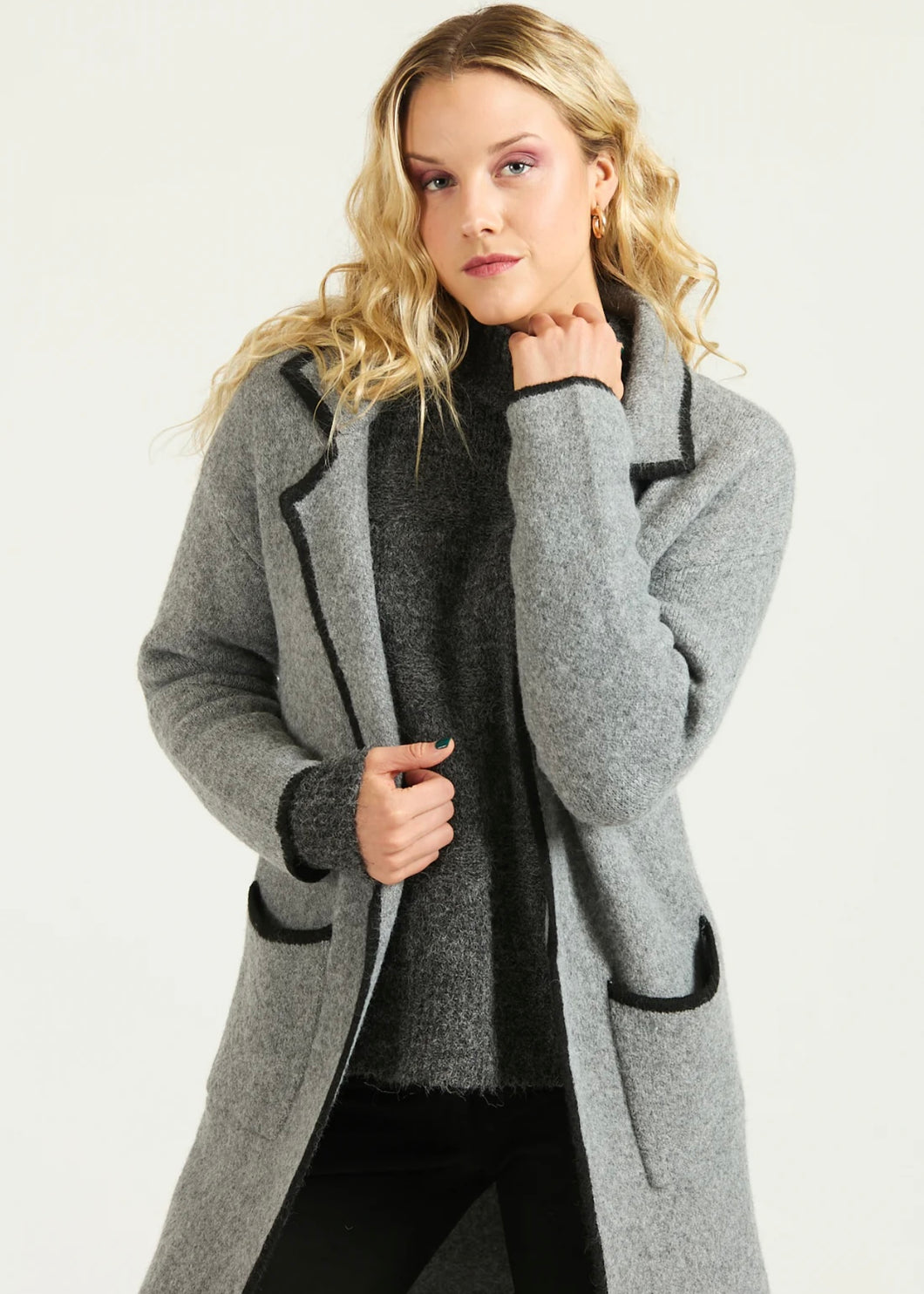 ABRIGO RIBETE GRIS / NEGRO