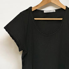 Cargar imagen en el visor de la galería, Polera Paz Negra
