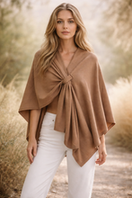 Cargar imagen en el visor de la galería, Poncho Nudo Camel (ap)
