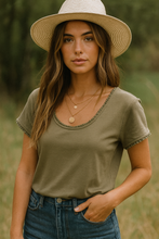 Cargar imagen en el visor de la galería, Polera Paz Verde Musgo
