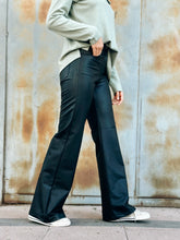 Cargar imagen en el visor de la galería, PANTALÓN FLARE ECO NEGRO
