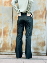 Cargar imagen en el visor de la galería, PANTALÓN FLARE ECO NEGRO
