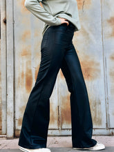 Cargar imagen en el visor de la galería, PANTALÓN FLARE ECO NEGRO
