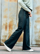 Cargar imagen en el visor de la galería, PANTALÓN FLARE ECO NEGRO
